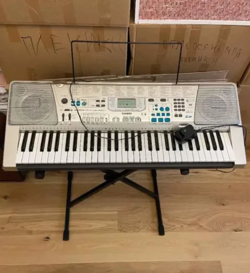 Продам синтезатор LK CASIO300 tu