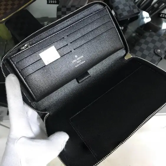 Клатч Louis Vuitton, объявление на Татат